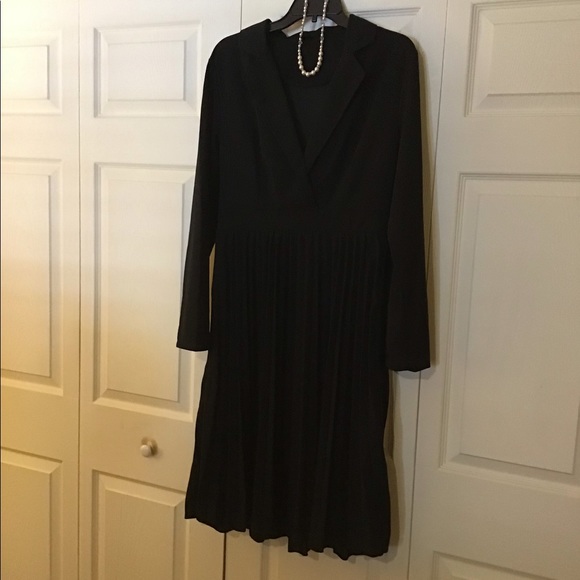 Beautiful black pleated dress… pin not included or the necklace. Size Large - Picture 3 of 4